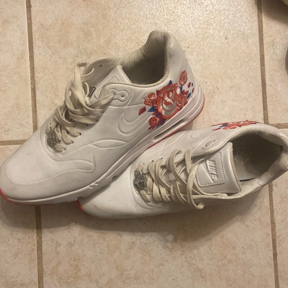 Nike Sneakers - Picture 1 of 6